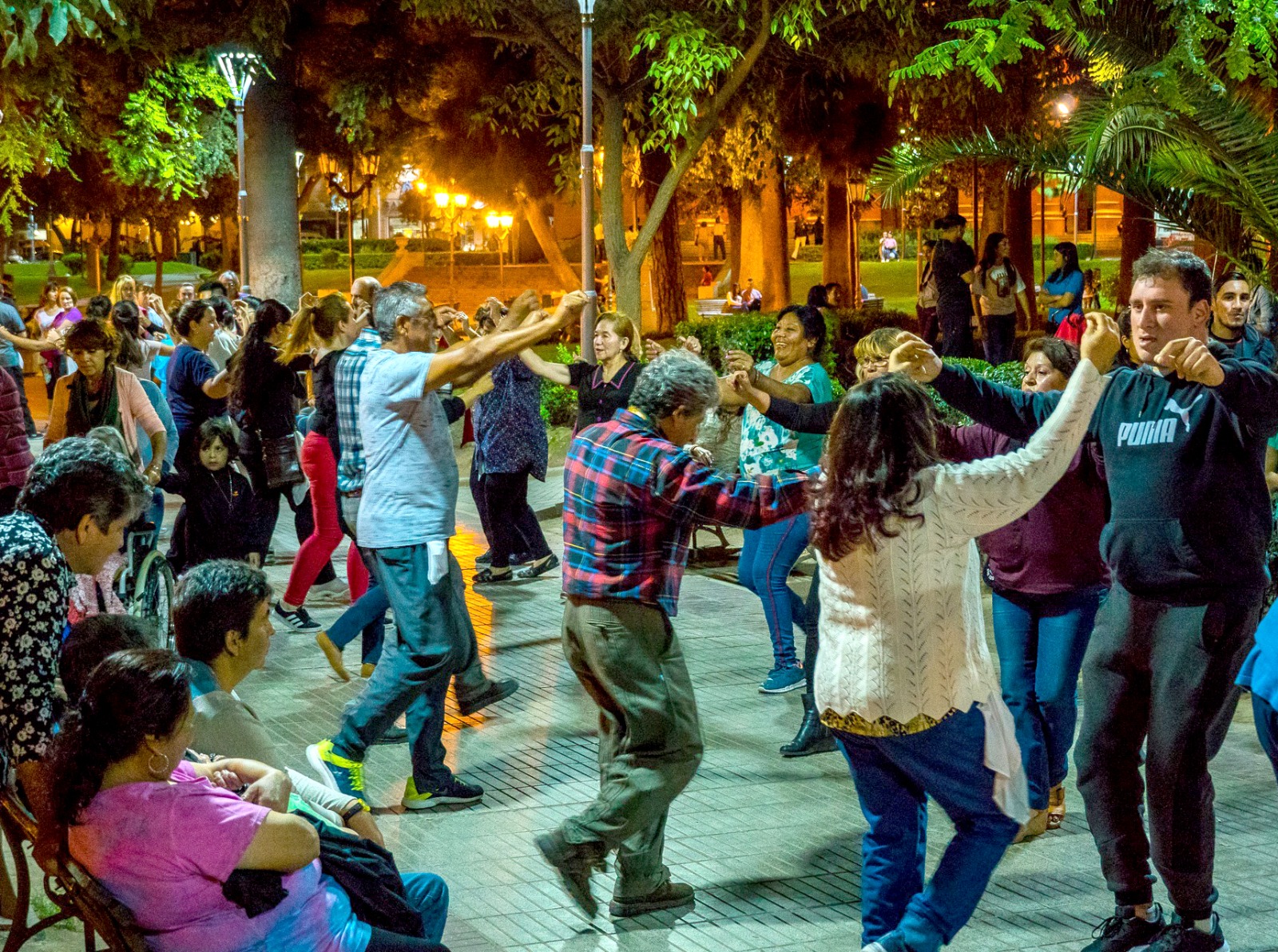 Canto y danza en la Plaza 25 de Mayo para celebrar el Día Mundial Del