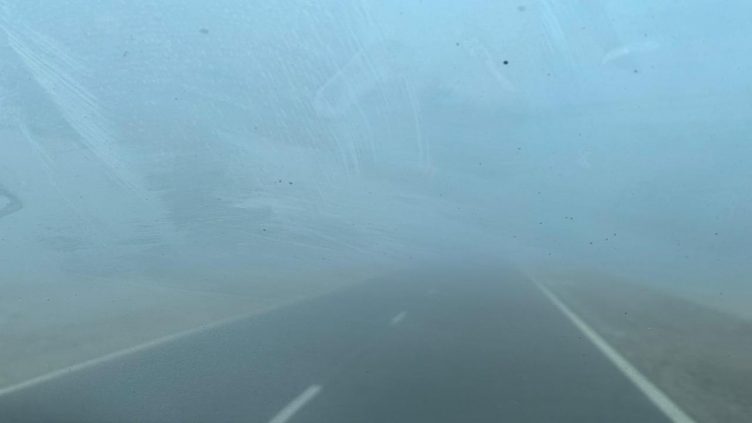 ruta con niebla
